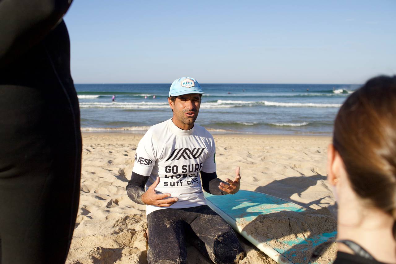 A Go Surf Lisboa instructor talking with participants